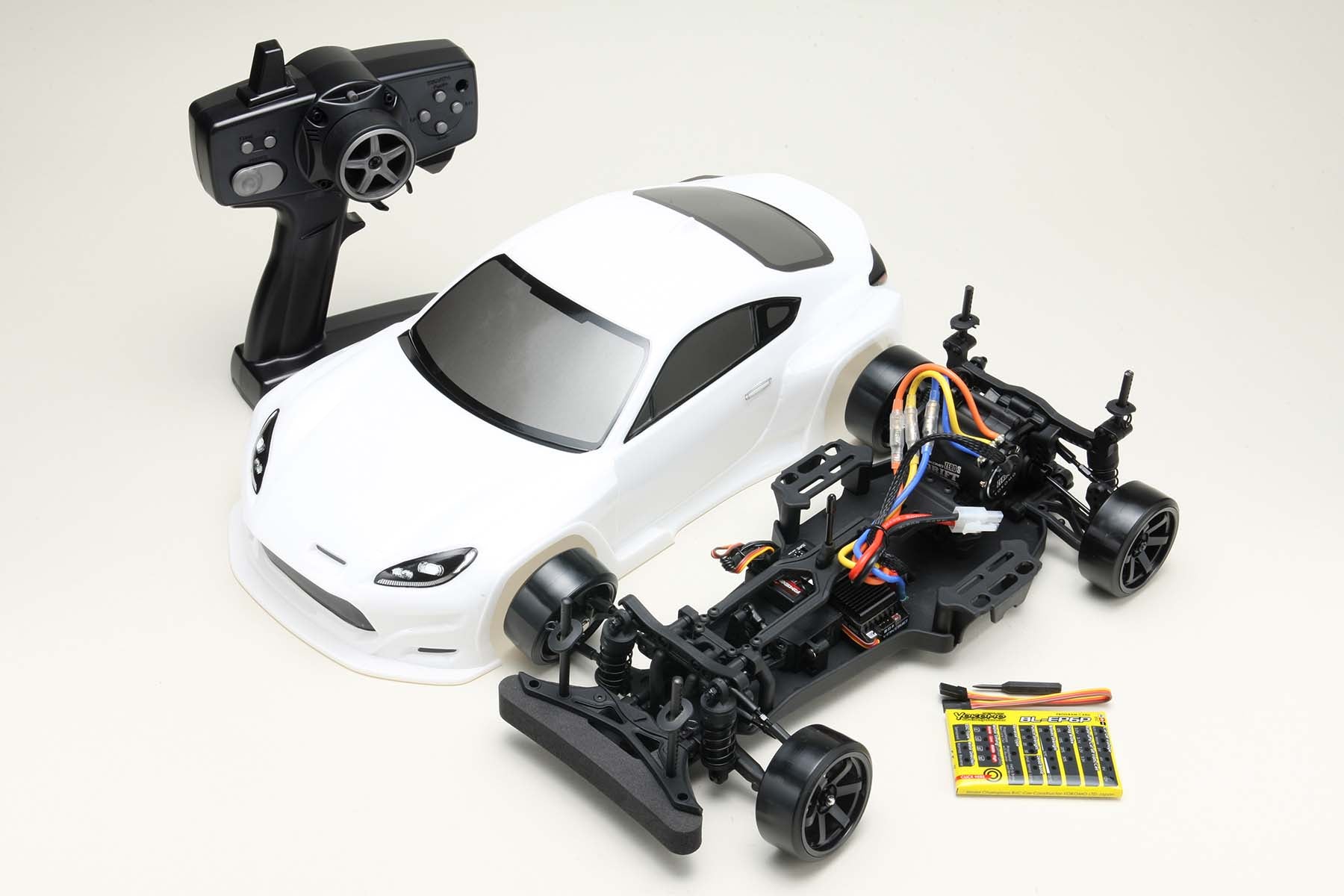 D-PACKAGE GR86RTR(White) w/EP6/Z3 13.5T/Gyro entire kit and all parts displayed on a white background
